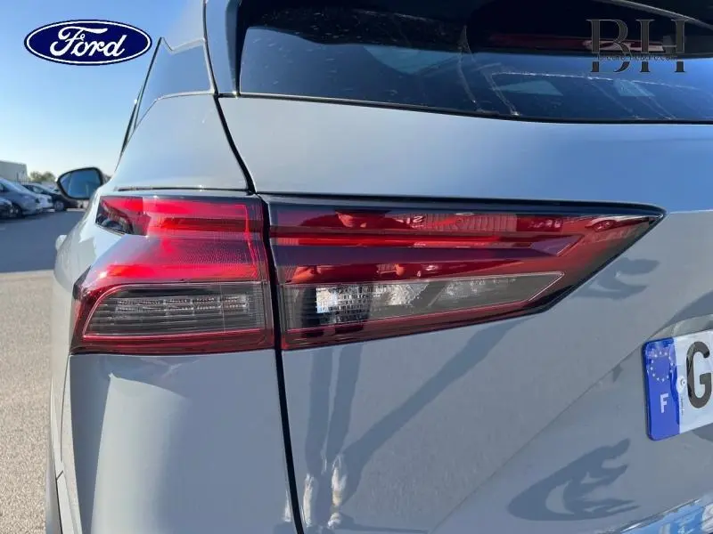 Gros plan sur le feu arrière droit du Nissan Qashqai 1.3 Mild Hybrid 140ch Tekna gris Argile, finition soignée et moderne.