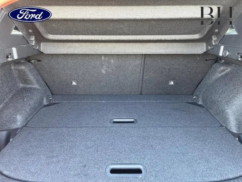 Coffre spacieux et tapissé en gris foncé du Nissan Qashqai 1.3 Mild Hybrid 2022 vu de l'intérieur arrière.