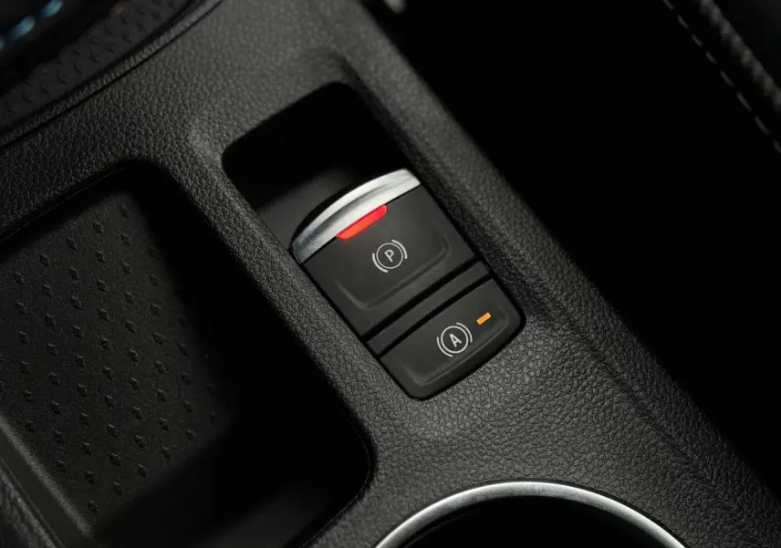 Détail intérieur du Renault Captur blanc nacré, montrant la console centrale avec surface texturée et porte-gobelet.