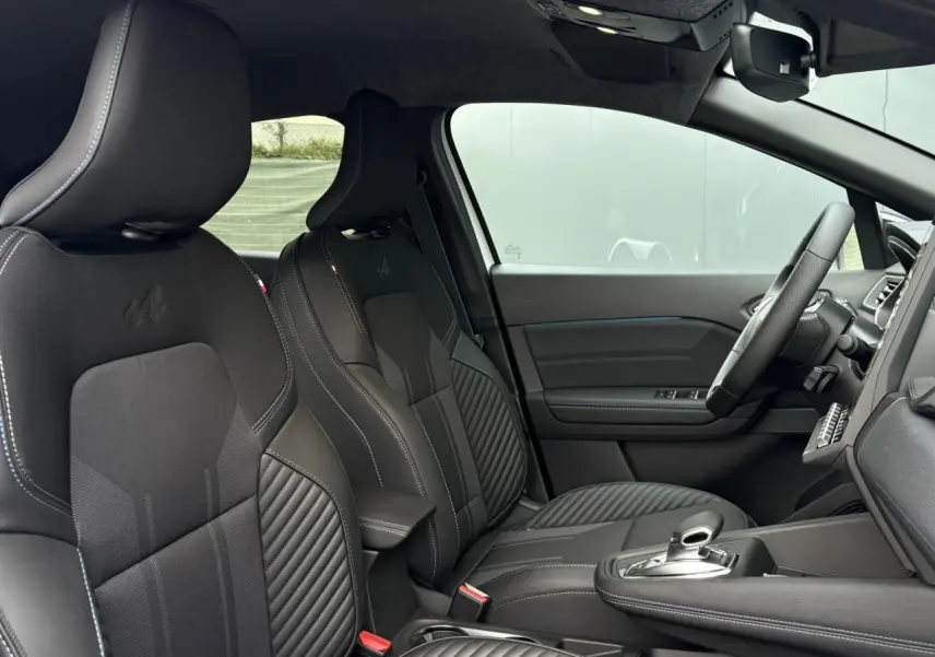 Vue intérieure côté droit du Renault Captur Esprit Alpine 2025, sièges noirs avec logo Alpine embossé.