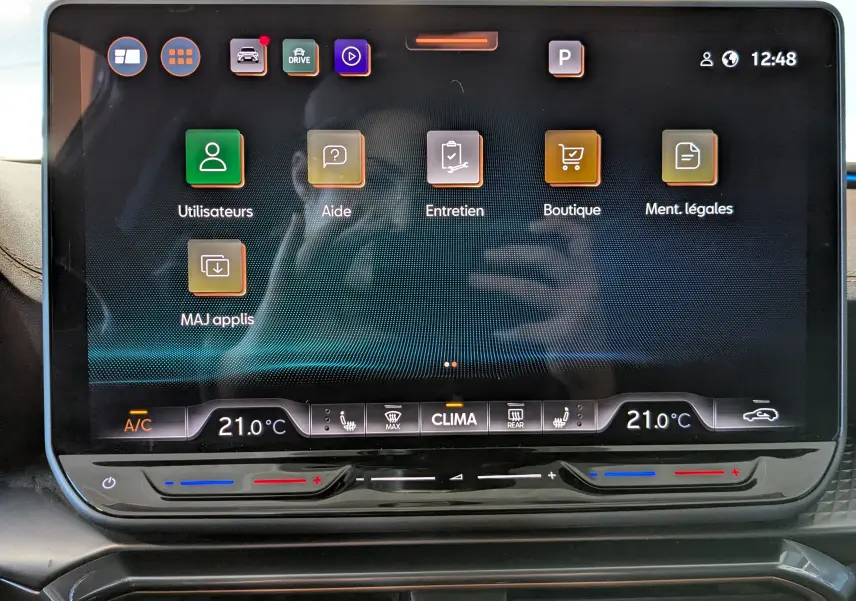 Écran tactile central du tableau de bord du CUPRA Formentor 2025, affichant les menus Utilisateurs, Aide, Entretien, Boutique et Mentions légales.