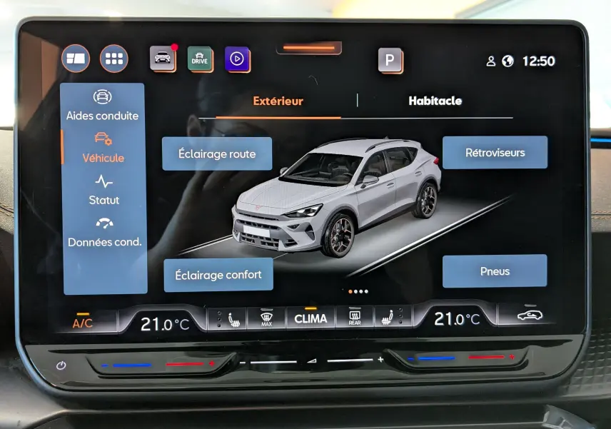 Écran tactile montrant une vue 3/4 avant d’un CUPRA Formentor gris métallique avec options d’éclairage et pneus.