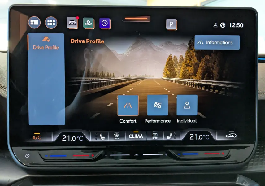 Écran tactile central du CUPRA Formentor 1.5 eTSI 2025 affichant les modes de conduite avec interface moderne et température à 21°C.