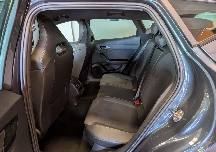 Vue intérieure côté gauche des sièges arrière en cuir et alcantara d'une CUPRA Formentor gris magnétique 2025.