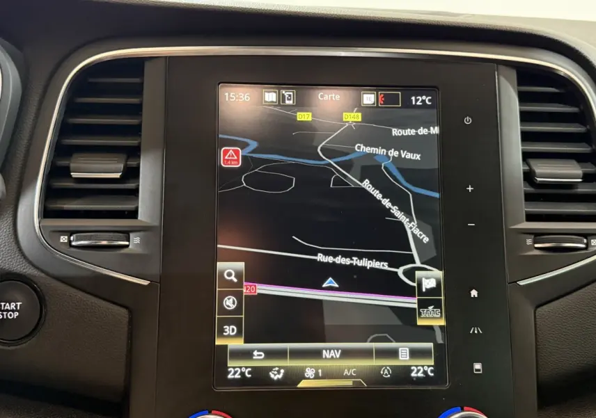 Écran tactile central de navigation 8,7 pouces dans Renault Mégane Intens gris foncé, tableau de bord noir.