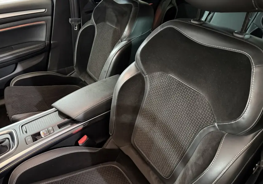 Vue intérieure rapprochée des sièges avant noirs en cuir et alcantara avec surpiqûres blanches de la Renault Mégane Intens 2019.