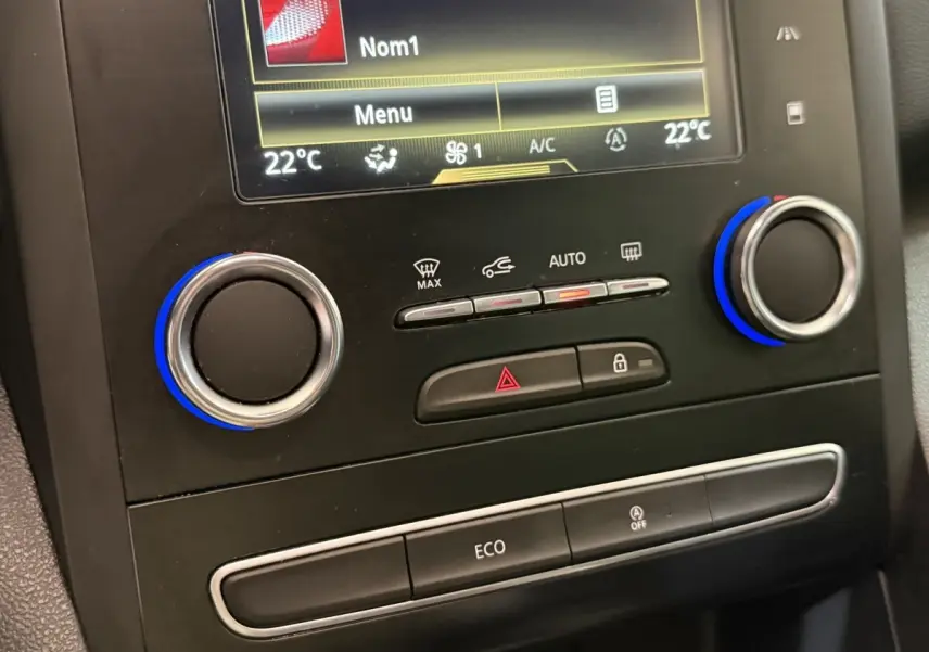 Gros plan sur la console centrale de la Renault Mégane Intens 2019, avec commandes climatisation et écran tactile.