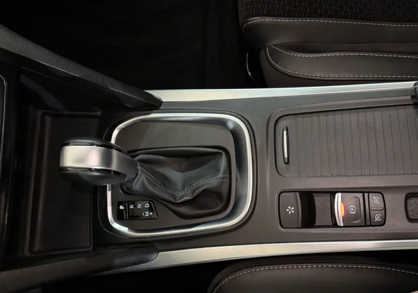 Gros plan sur la console centrale de la Renault Mégane Intens 2019, avec levier de boîte auto et frein électrique.