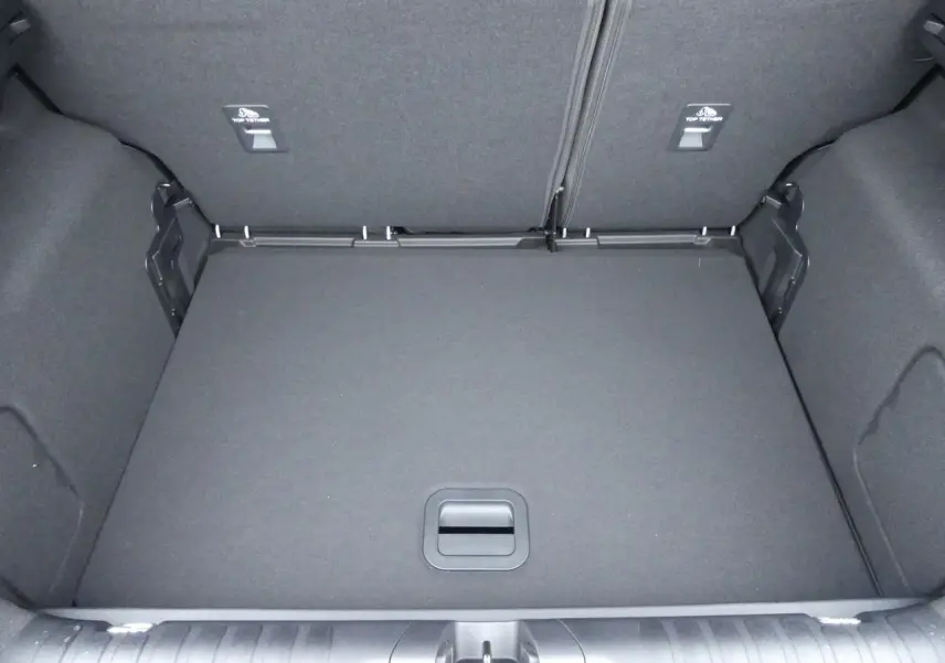 Coffre spacieux vu de dessus du Ford Puma 2025 gris métallisé avec plancher plat et compartiment de rangement.