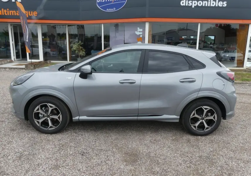 Ford Puma 2025 gris métallisé vu de profil côté gauche, avec jantes alliage 17 pouces et vitres arrière surteintées.