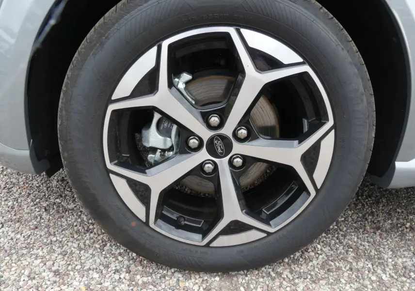 Gros plan sur la jante alliage 17 pouces bicolore noir et argent du Ford Puma gris métallisé 2025.