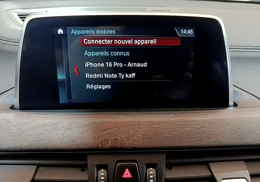 Écran tactile central affichant la connexion Bluetooth dans l’habitacle d’une BMW X2 sDrive20i M Sport bleu.