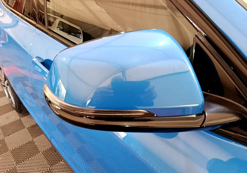Rétroviseur côté conducteur bleu brillant de BMW X2 sDrive20i M Sport 2019, vue rapprochée en angle avant gauche.