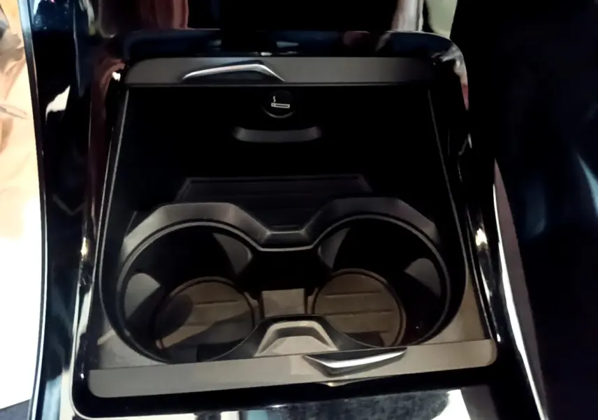 Gros plan sur le porte-gobelets central noir brillant intérieur d’une BMW X2 sDrive20i M Sport 2019.