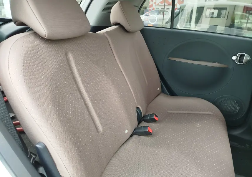 Vue intérieure côté droit montrant la banquette arrière beige du Citroën C-Zero Confort blanc Antarctique 2020.
