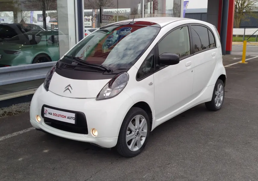 Citroën C-ZERO blanc Antarctique vue 3/4 avant droit, compacte électrique avec phares ronds et jantes alliage.