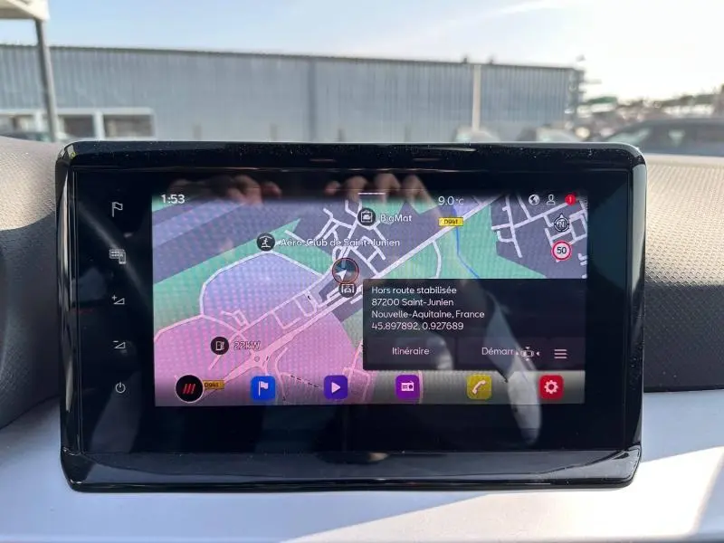 Écran tactile central du tableau de bord du SEAT Arona 2025 affichant la navigation GPS en mode carte.