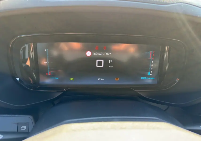Vue rapprochée du combiné d'instruments numérique du Citroën Berlingo 2026 affichant la vitesse et les alertes.