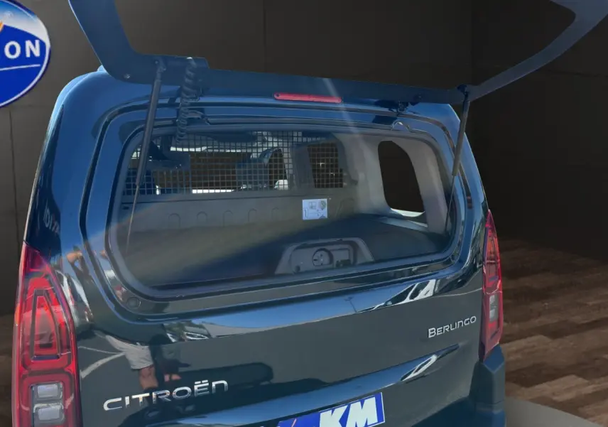 Vue arrière du Citroën Berlingo noir 2026 avec hayon ouvert montrant l’espace de chargement et la grille de séparation.