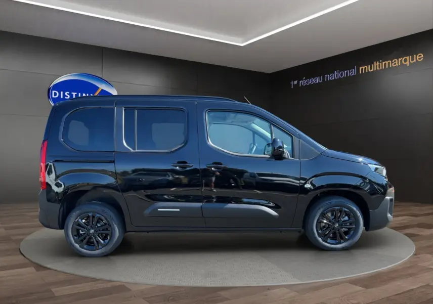 Vue de profil côté gauche d'un Citroën Berlingo N1 noir 2026 avec jantes noires et vitres teintées.