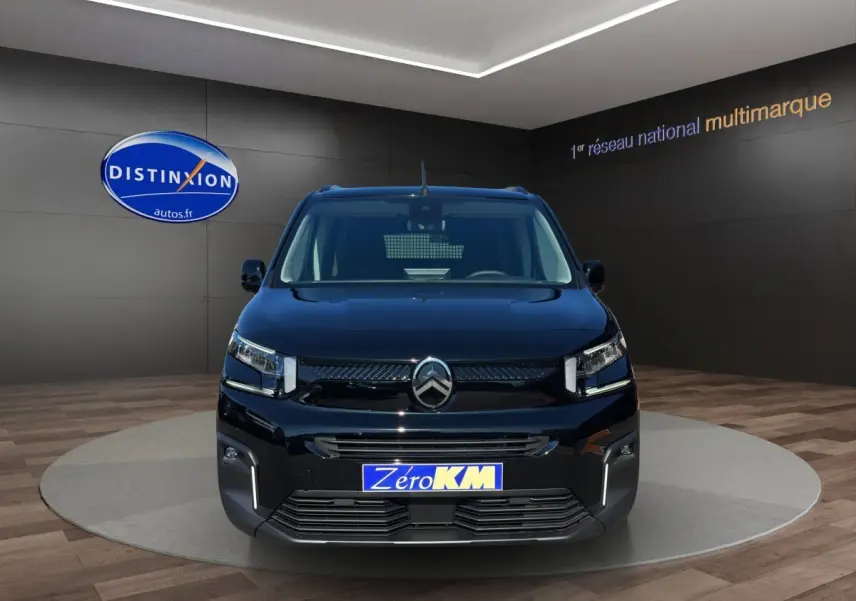 Vue de face du Citroën Berlingo noir 2026 avec calandre moderne et phares LED dans un showroom.
