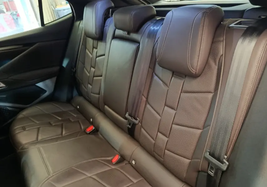 Vue intérieure des sièges arrière en cuir marron du DS4 E-TENSE 225 LA PREMIERE, côté droit, avec ceinture de sécurité visible.