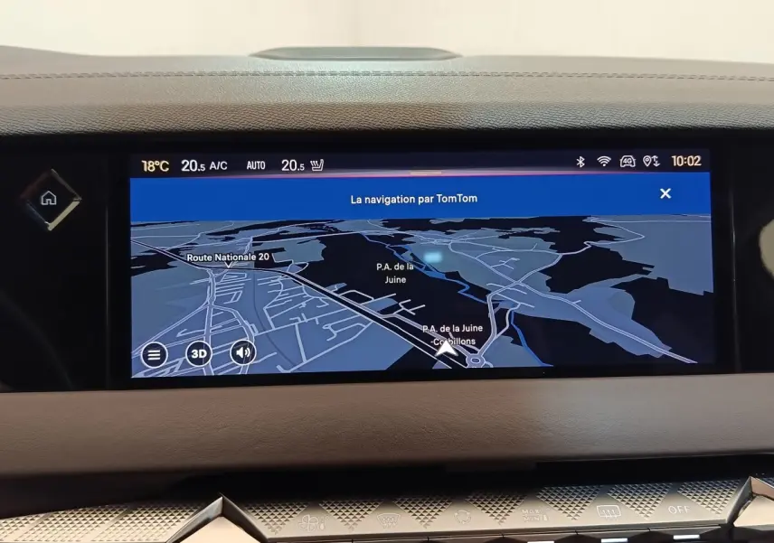 Écran tactile central affichant la navigation TomTom sur DS4 E-TENSE 225 gris clair, vue intérieure du tableau de bord.