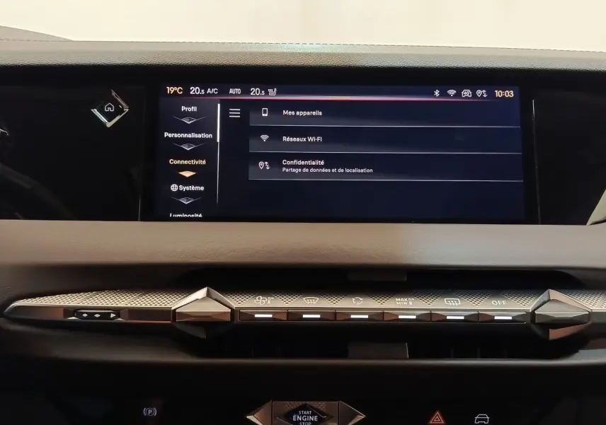 Vue rapprochée du tableau de bord de la DS4 E-TENSE 225 LA PREMIERE 2021, écran tactile et commandes climatisation design.