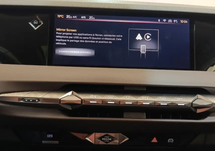 Vue rapprochée du tableau de bord de la DS4 E-TENSE 225 gris clair, mettant en valeur l'écran tactile et les commandes design.