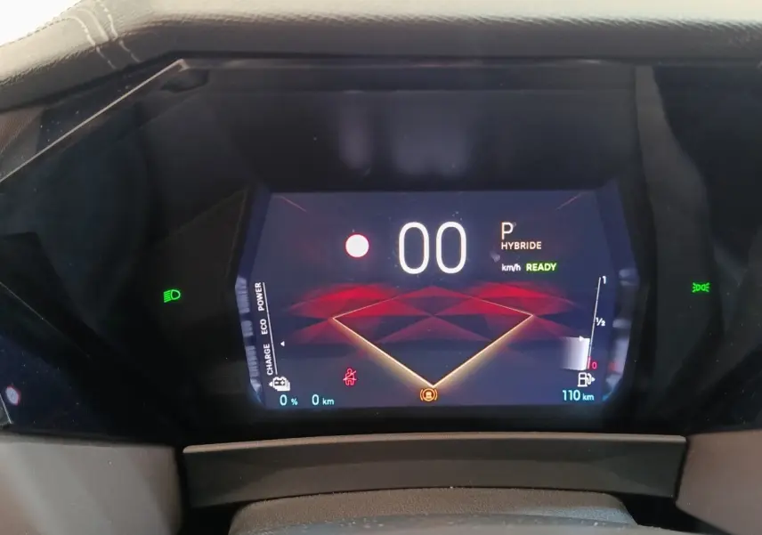 Gros plan sur le tableau de bord numérique du DS4 E-TENSE 225 gris clair, affichage hybride et indicateurs lumineux.
