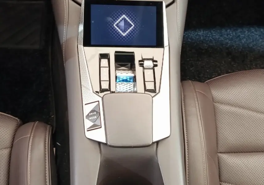 Vue plongeante sur la console centrale cuir marron du DS4 E-TENSE avec écran tactile et commandes de boîte auto.