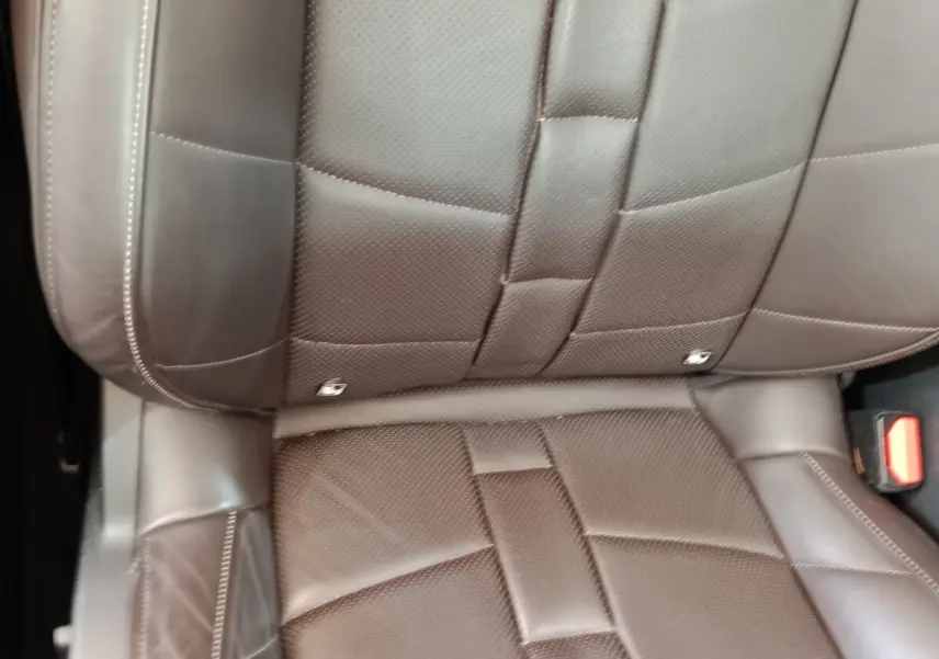 Gros plan sur la banquette arrière en cuir marron perforé du DS4 E-TENSE 225 LA PREMIERE 2021.