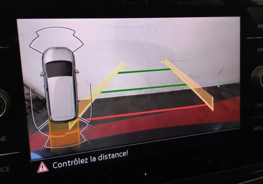 Affichage écran de recul du Volkswagen Touran noir 2024 avec guidage de trajectoire et alertes de distance.