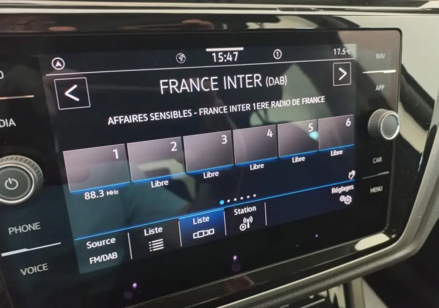 Écran tactile central du Volkswagen Touran 2024 affichant la radio France Inter en mode FM/DAB.