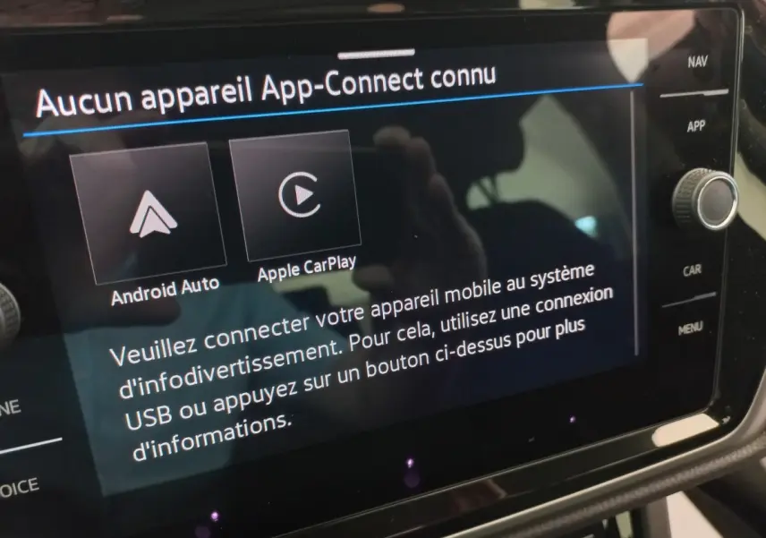 Écran tactile central du Volkswagen Touran 2024 affichant la connexion Android Auto et Apple CarPlay inactive.