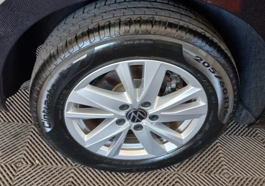 Gros plan sur la roue avant gauche du Volkswagen Touran noir, jante alliage argentée et pneu Pirelli Cinturato P7.