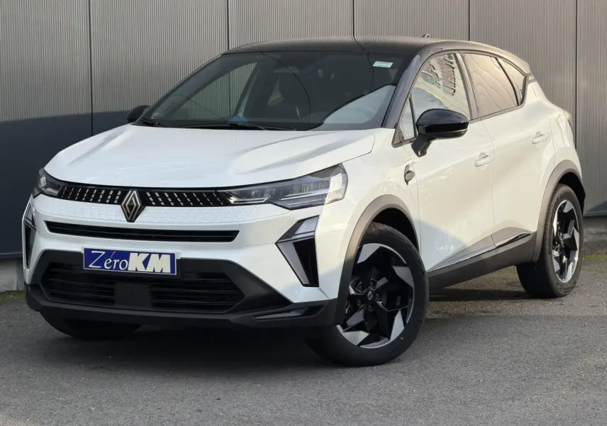 Renault Captur 2025 blanc nacré et noir étoile vu en 3/4 avant droit avec jantes noires distinctives.