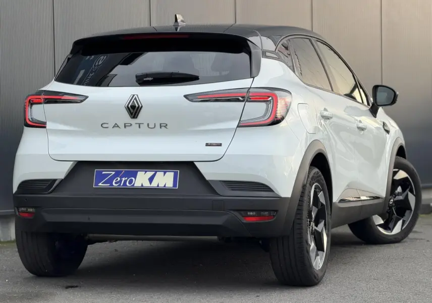Vue 3/4 arrière droite du Renault Captur blanc nacré avec toit noir et jantes aluminium 18 pouces Black Hole.