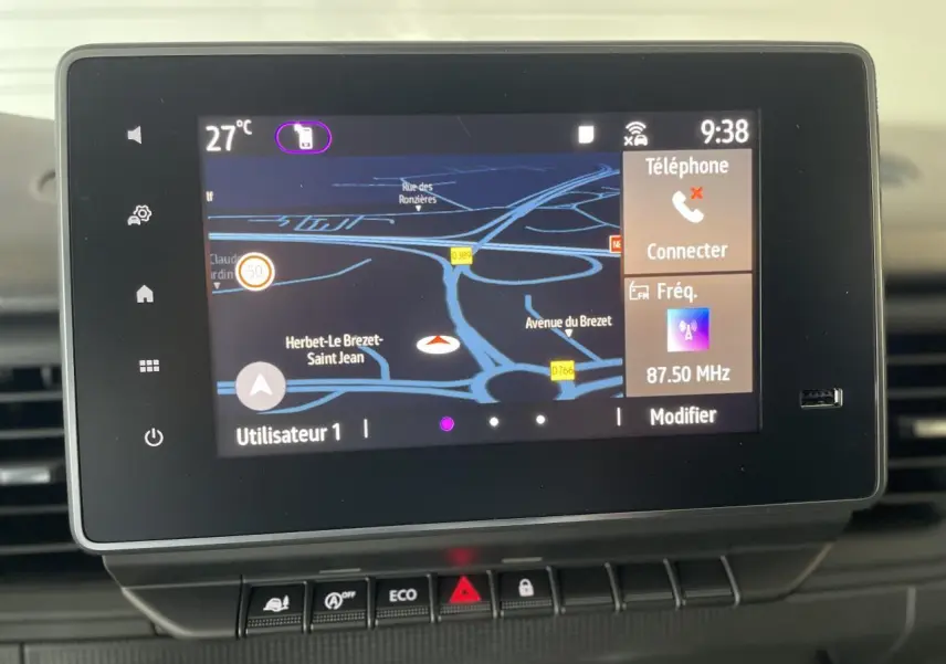 Écran tactile central du Renault Trafic Fourgon gris Comète affichant la navigation et les options multimédia.