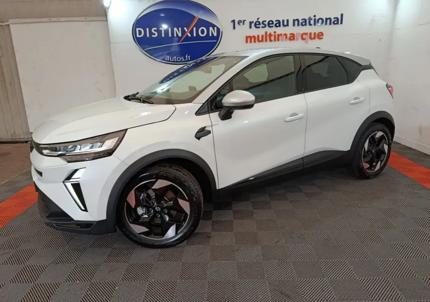 Renault Captur Techno E-Tech blanc en vue profil droit, soulignant ses jantes noires et détails modernes.