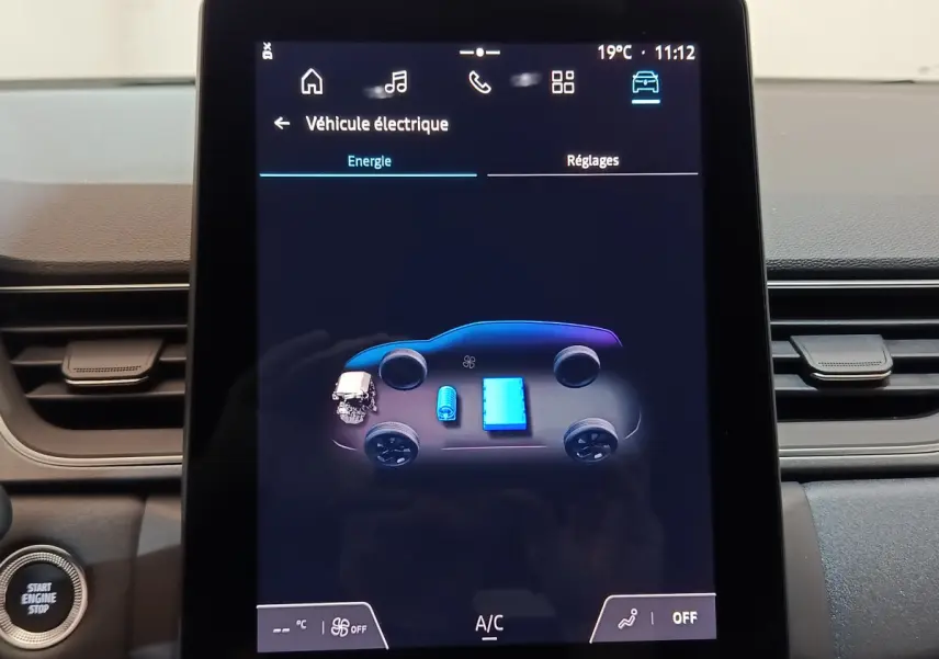 Écran tactile central du tableau de bord du Renault Captur blanc, affichant l'énergie du véhicule hybride.