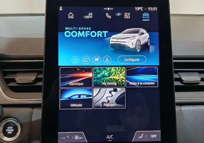 Écran tactile central affichant le mode Confort du Renault Captur blanc, vue intérieure du tableau de bord.