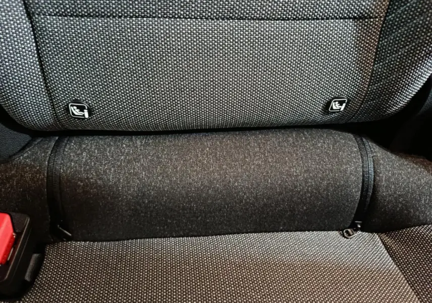Gros plan sur la banquette arrière grise du Renault Captur 2025 avec fixation Isofix visible sur les côtés.