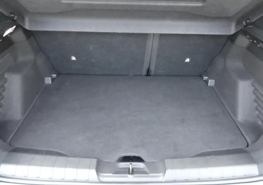 Coffre vide en vue arrière d'un Jeep Avenger 2024 bleu métallisé avec intérieur noir.