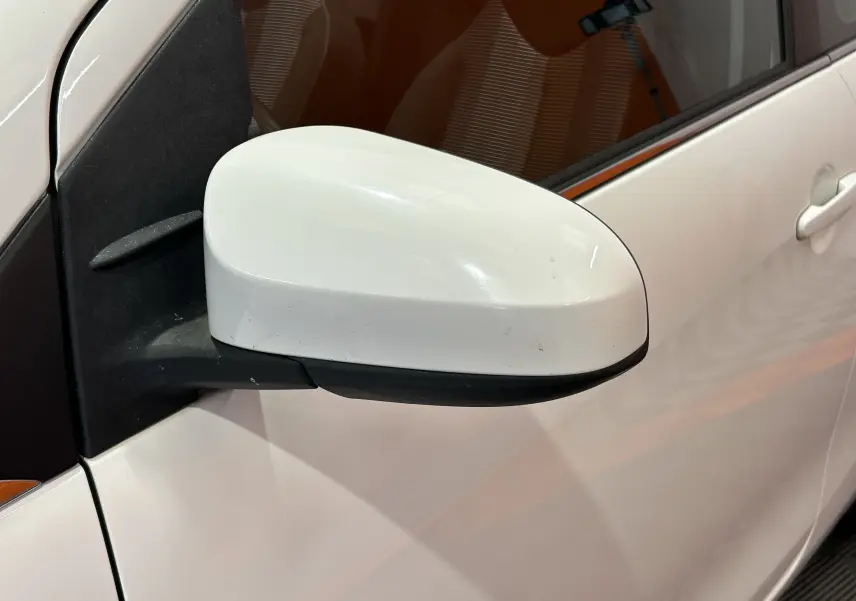 Rétroviseur côté gauche blanc du Peugeot 108 1.0 VTi 69 Active Top! 2014, avec porte et poignée visibles.