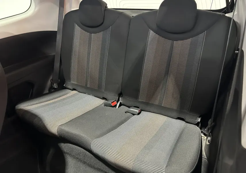 Vue intérieure arrière des sièges arrière en tissu noir et gris du Peugeot 108 blanc, version 2014.