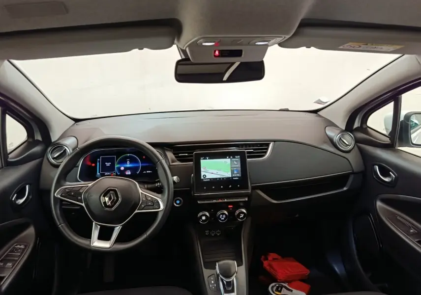 Vue intérieure avant de la Renault ZOE Business 2021, tableau de bord noir avec écran tactile central et volant multifonctions cuir synthétique.
