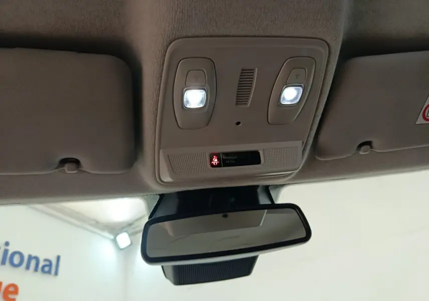 Plafonnier avec éclairages avant allumés et rétroviseur intérieur dans Renault ZOE Business blanc 2021.