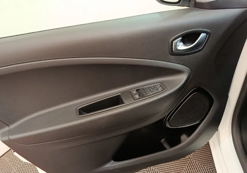Vue intérieure du panneau de porte côté conducteur noir de la Renault ZOE Business Rev R110 blanche 2021.