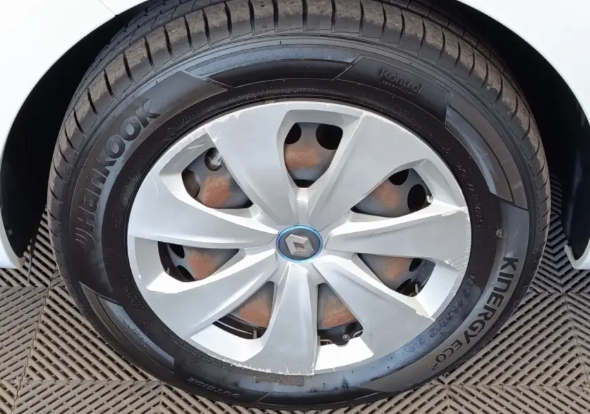 Gros plan sur la roue avant droite blanche d'une Renault ZOE 2021 avec jante en alliage et pneu Hankook.